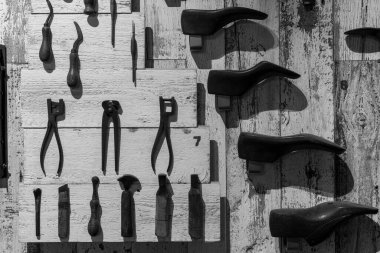 Glastonbury. Somerset. Birleşik Krallık. 24 Mart 2024 'te Somerset Kırsal Yaşam Müzesi' nde antika ayakkabı imalatçısı seçimleri sergileniyor.