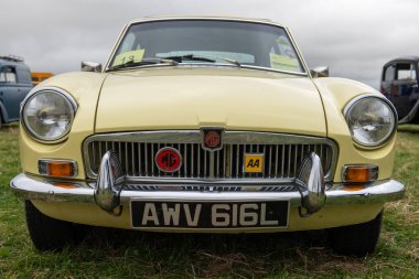 Low Ham.Somerset.Birleşik Krallık. 20 Temmuz 2024.1972 'den bir MGB spor arabası Somerset Steam and Country Show' da sergileniyor.