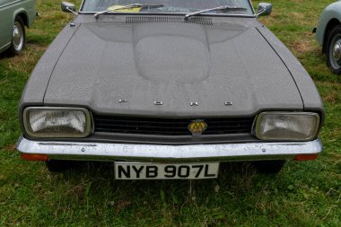 Low Ham.Somerset.Birleşik Krallık. 20 Temmuz 2024.1972 'den bir Ford Capri XL, Somerset Steam and Country Show' da sergileniyor.