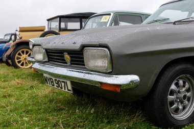 Low Ham.Somerset.Birleşik Krallık. 20 Temmuz 2024.1972 'den bir Ford Capri XL, Somerset Steam and Country Show' da sergileniyor.