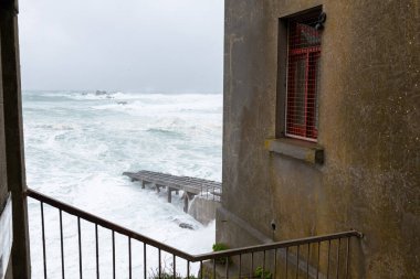 6 Nisan 2024 'te Kathleen fırtınası sırasında Cornwall' daki Kertenkele Noktasında dalgalı denizler