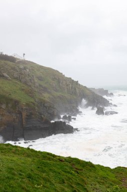 6 Nisan 2024 'te Kathleen fırtınası sırasında Cornwall' daki Kertenkele 'de dalgalı denizler