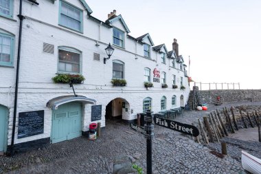 Clovelly. Devon. Birleşik Krallık. 19 Ocak 2024. Devon Clovelly 'deki Red Lion otelinin fotoğrafı.