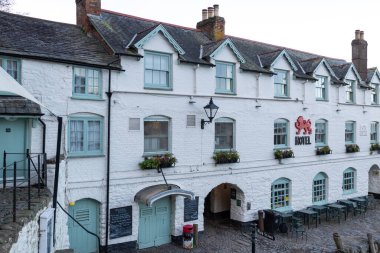 Clovelly. Devon. Birleşik Krallık. 19 Ocak 2024. Devon Clovelly 'deki Red Lion otelinin fotoğrafı.