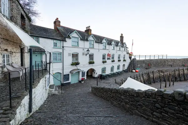 Clovelly. Devon. Birleşik Krallık. 19 Ocak 2024. Devon Clovelly 'deki Red Lion otelinin fotoğrafı.