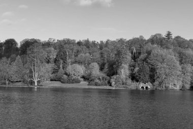 Wiltshire 'daki Stourhead bahçesindeki gölün siyah beyaz fotoğrafı.