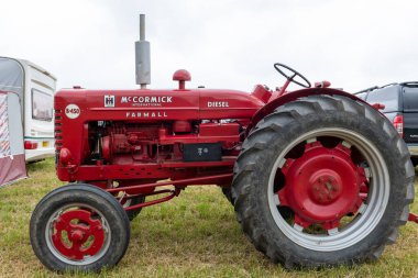 Low Ham.Somerset. Birleşik Krallık. 20 Temmuz 2024. McCormick Uluslararası Farmall B450 'yi 1957' den Somerset Steam and Country Show 'da restore etti.