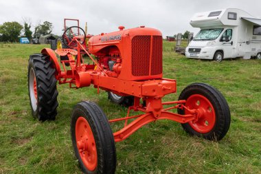 Low Ham.Somerset. Birleşik Krallık. 20 Temmuz 2024 Eski Allis Chalmers traktörü Somerset Steam and Country Show 'da sergileniyor.