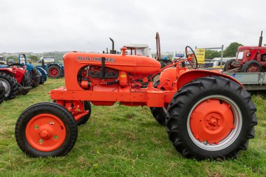 Low Ham.Somerset. Birleşik Krallık. 20 Temmuz 2024 Eski Allis Chalmers traktörü Somerset Steam and Country Show 'da sergileniyor.