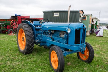 Low Ham.Somerset. Birleşik Krallık. 20 Temmuz 2024 Fordson Major, Somerset Steam and Country Show 'da sergileniyor.