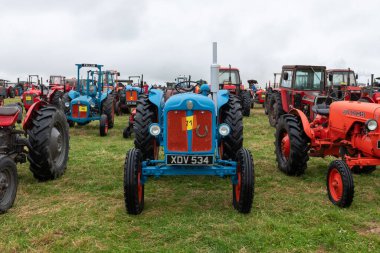 Low Ham.Somerset. Birleşik Krallık. 20 Temmuz 2024 Klasik traktör seçimi Somerset Steam and Country Show 'da sergileniyor.