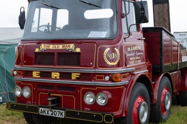 Low Ham.Somerset.Birleşik Krallık. 20 Temmuz 2024.AN ERF LV 1971 'den itibaren Somerset Steam and Country Show' da sergilenmektedir.