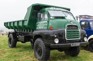 Low Ham.Somerset.Birleşik Krallık. 20 Temmuz 2024 Bedford RL bahşişçisi 1967 'den Somerset Steam and Country Show' da.