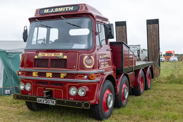 Low Ham.Somerset.Birleşik Krallık. 20 Temmuz 2024.AN ERF LV 1971 'den itibaren Somerset Steam and Country Show' da sergilenmektedir.