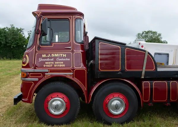 Low Ham.Somerset.Birleşik Krallık. 20 Temmuz 2024.AN ERF LV 1971 'den itibaren Somerset Steam and Country Show' da sergilenmektedir.