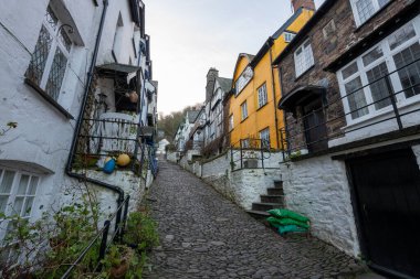 Clovelly. Devon. Birleşik Krallık. 19 Ocak 2024. Clovelly Köyü 'ndeki kaldırımlı caddenin fotoğrafı.