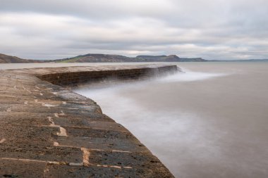 Dorset 'teki Lyme Regis rıhtımında dalgaların kıyıya vurması uzun sürdü.