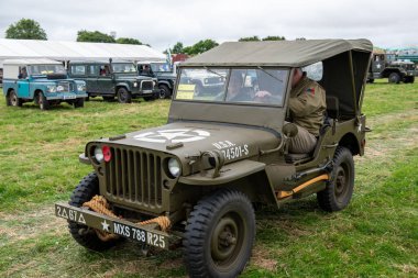 Low Ham.Somerset. Birleşik Krallık. 20 Temmuz 2024.A restore edilmiş Willys jipi, Somerset Steam and Country Show 'da arenada kullanılıyor.