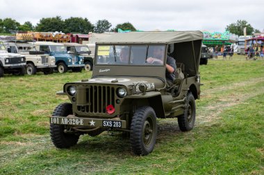 Low Ham.Somerset. Birleşik Krallık. 20 Temmuz 2024.A restore edilmiş Willys jipi, Somerset Steam and Country Show 'da arenada kullanılıyor.