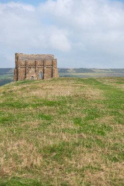 Dorset 'teki Jurassic sahilinde Abbotsbury' deki St. Catherines kilisesi.