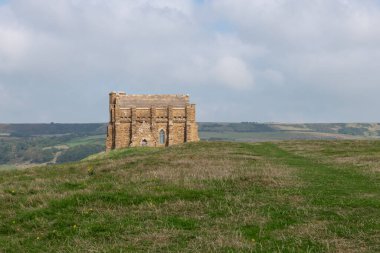 Dorset 'teki Jurassic sahilinde Abbotsbury' deki St. Catherines kilisesi.
