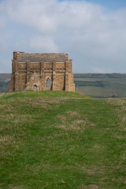 Dorset 'teki Jurassic sahilinde Abbotsbury' deki St. Catherines kilisesi.