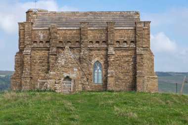 Dorset 'teki Jurassic sahilinde Abbotsbury' deki St. Catherines kilisesi.