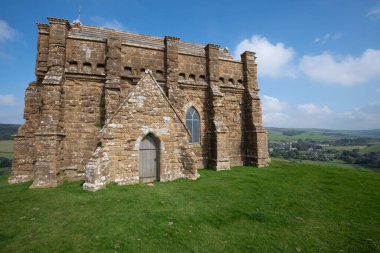 Dorset 'teki Jurassic sahilinde Abbotsbury' deki St. Catherines kilisesi.