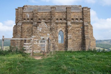 Dorset 'teki Jurassic sahilinde Abbotsbury' deki St. Catherines kilisesi.