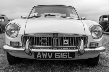Low Ham.Somerset.Birleşik Krallık. 20 Temmuz 2024.1972 'den bir MGB spor arabası Somerset Steam and Country Show' da sergileniyor.