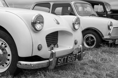 Low Ham.Somerset. Birleşik Krallık. 20 Temmuz 2024. 1954 'ten bir Triumph TR2, Somerset Steam and Country Show' da sergileniyor.