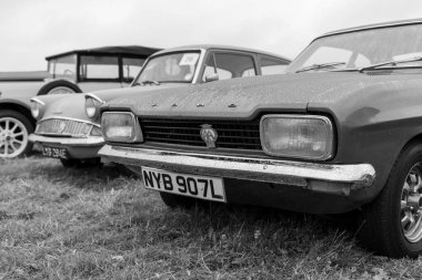 Low Ham.Somerset.Birleşik Krallık. 20 Temmuz 2024.1972 'den bir Ford Capri XL, Somerset Steam and Country Show' da sergileniyor.