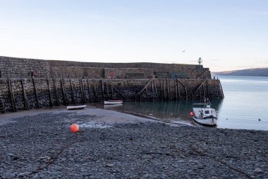 Clovelly. Devon. Birleşik Krallık. 19 Ocak 2024. Clovelly, Kuzey Devon sahilindeki rıhtımın fotoğrafı.