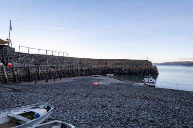 Clovelly. Devon. Birleşik Krallık. 19 Ocak 2024. Clovelly, Kuzey Devon sahilindeki rıhtımın fotoğrafı.