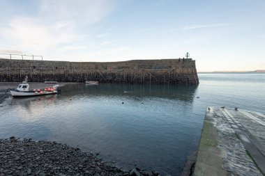 Clovelly. Devon. Birleşik Krallık. 19 Ocak 2024. Clovelly, Kuzey Devon sahilindeki rıhtımın fotoğrafı.