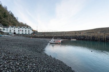 Clovelly. Devon. Birleşik Krallık. 19 Ocak 2024. Clovelly, Kuzey Devon sahilindeki rıhtımın fotoğrafı.