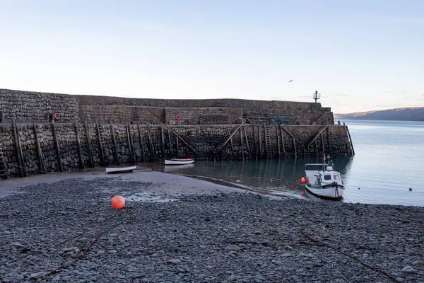Clovelly. Devon. Birleşik Krallık. 19 Ocak 2024. Clovelly, Kuzey Devon sahilindeki rıhtımın fotoğrafı.