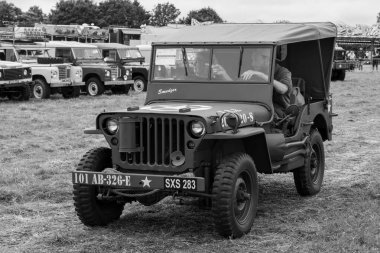 Low Ham.Somerset. Birleşik Krallık. 20 Temmuz 2024.A restore edilmiş Willys jipi, Somerset Steam and Country Show 'da arenada kullanılıyor.