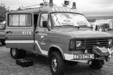 Low Ham.Somerset. Birleşik Krallık. 20 Temmuz 2024. 1985 'ten kalma bir Ford Transit minibüsü Somerset Steam and Country Show' da sergileniyor.