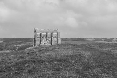 Dorset 'teki Jurassic sahilinde Abbotsbury' deki St. Catherines kilisesi.