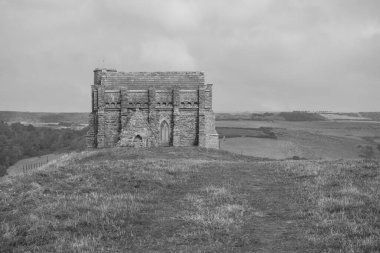 Dorset 'teki Jurassic sahilinde Abbotsbury' deki St. Catherines kilisesi.