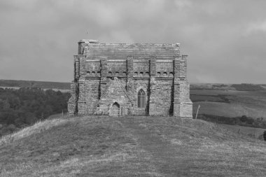 Dorset 'teki Jurassic sahilinde Abbotsbury' deki St. Catherines kilisesi.