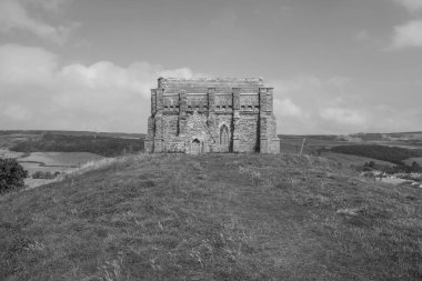 Dorset 'teki Jurassic sahilinde Abbotsbury' deki St. Catherines kilisesi.