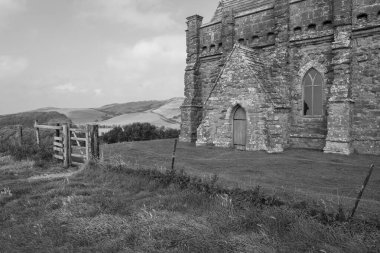 Dorset 'teki Jurassic sahilinde Abbotsbury' deki St. Catherines kilisesi.