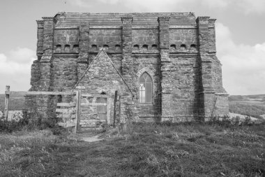 Dorset 'teki Jurassic sahilinde Abbotsbury' deki St. Catherines kilisesi.