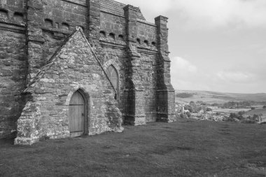 Dorset 'teki Jurassic sahilinde Abbotsbury' deki St. Catherines kilisesi.