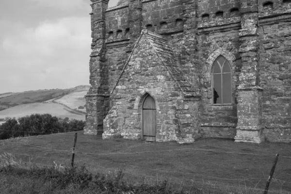 Dorset 'teki Jurassic sahilinde Abbotsbury' deki St. Catherines kilisesi.