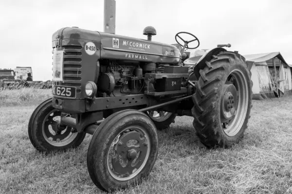 Low Ham.Somerset. Birleşik Krallık. 20 Temmuz 2024. McCormick Uluslararası Farmall B450 'yi 1957' den Somerset Steam and Country Show 'da restore etti.