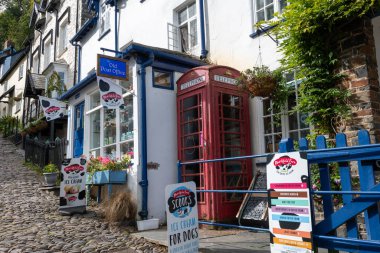 Clovelly. Devon. Birleşik Krallık. 28 Eylül 2024. Clovelly 'deki eski postanenin fotoğrafı.