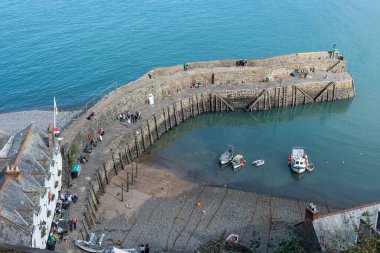 Clovelly. Devon. Birleşik Krallık. 28 Eylül 2024. Kuzey Devon sahilindeki Clovelly rıhtımının fotoğrafı.